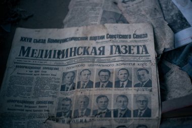 Çernobil 'deki Pripyat' ta eski bir Sovyet gazetesi.