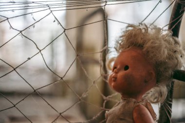 Çernobil 'deki Pripyat' ta terk edilmiş bir okulda oyuncak bebek.