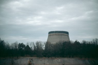 Çernobil 'deki Pripyat' taki bir nükleer santralin 4. güç ünitesinin üstündeki lahit.