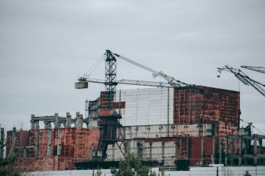 Çernobil 'deki Pripyat' taki bir nükleer santralin 4. güç ünitesinin üstündeki lahit.