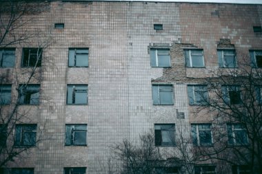 Çernobil 'deki Pripyat' taki eski harabe ev.