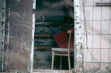 Çernobil 'deki Pripyat' taki eski harabe ev.