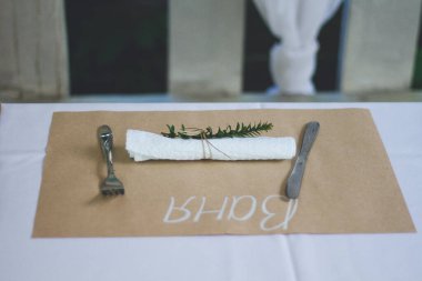 Beyaz masa örtüsü ile süslenmiş güzel bir düğün masası.