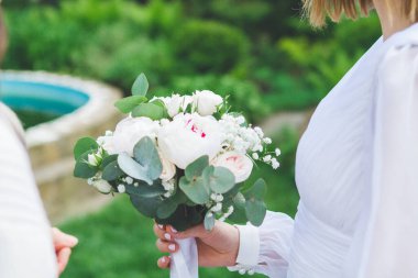 Gelinin ellerinde güzel düğün buketi