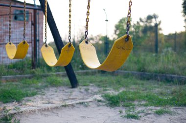 Sarı kauçuk arka bahçede zincirli salıncak