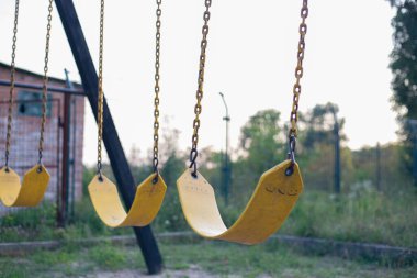 Sarı kauçuk arka bahçede zincirli salıncak