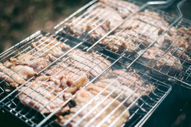 Et ateşte ızgarada kızarıyor.