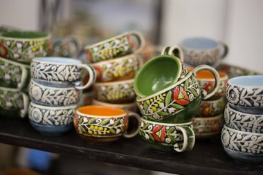 Güzel desenli el yapımı seramik tabaklar.