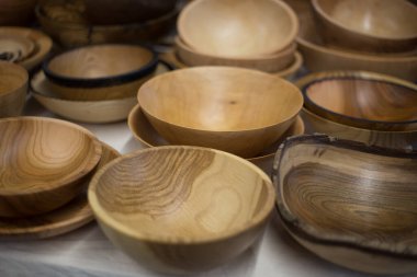 Tahta kaseler meşeden, çam ağacından yapılmış yemek tabakları.