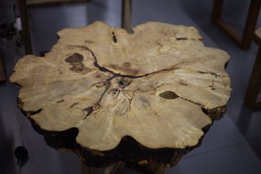 Ağaç kütüğünden yapılmış cilalanmış ahşap masa.