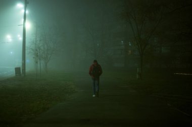 Şehirde sislerin içinde yapayalnız bir adam