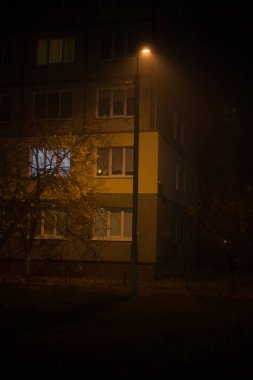 Geceleri şehirde sislerin içinde fener.