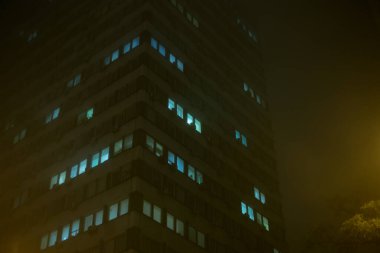 Sisli bir gecede büyük ofis binası.