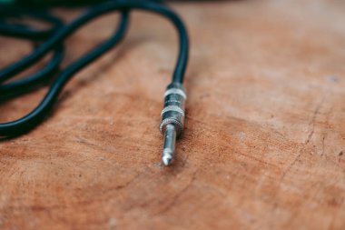 Tahta masadaki gitar krikosu kordonu