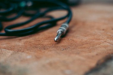 Tahta masadaki gitar krikosu kordonu