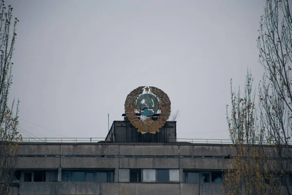 Παλαιό Σοβιετικό Κτίριο Οικόσημο Στο Pripyat Του Τσερνομπίλ — Φωτογραφία Αρχείου