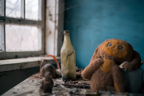 Boneca Brinquedo Macio Uma Escola Abandonada Pripyat Chernobyl — Fotografia de Stock