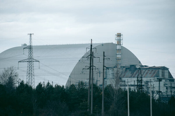 Саркофаг над 4-м энергоблоком атомной электростанции в Припяти, Чернобыль
