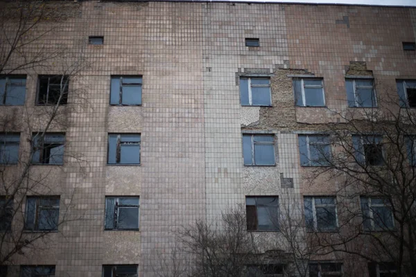 Çernobil 'deki Pripyat' taki eski harabe ev.