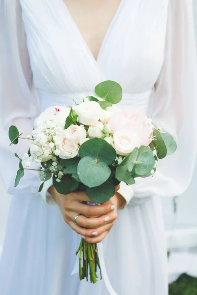 Lindo Buquê Casamento Nas Mãos Noiva — Fotografia de Stock