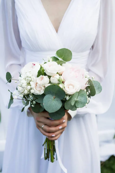 Lindo Buquê Casamento Nas Mãos Noiva — Fotografia de Stock
