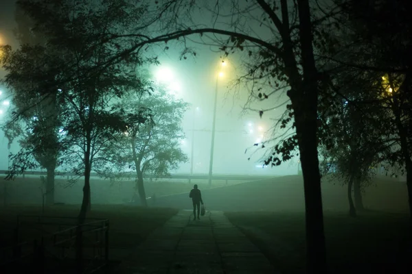 Homem Solitário Noite Nevoeiro Cidade — Fotografia de Stock