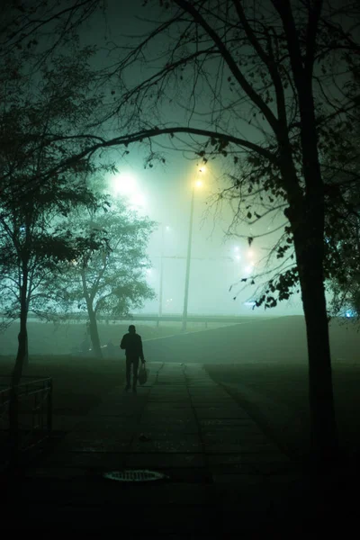 Ensam Man Natten Dimman Staden — Stockfoto