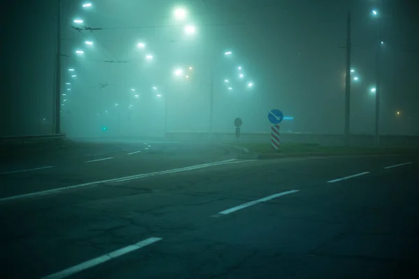 Strada Statale Notte Nella Nebbia Della Città — Foto Stock