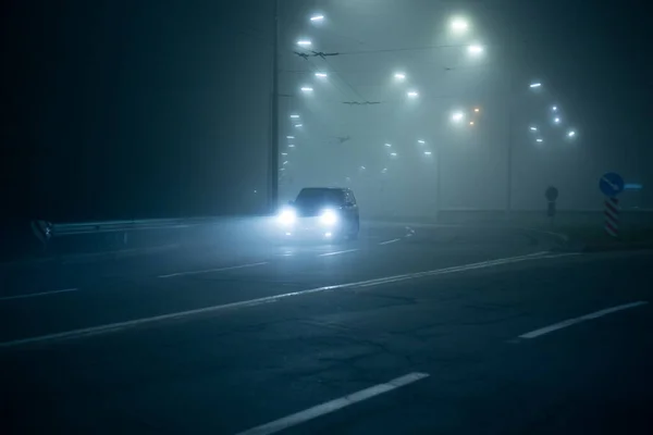 Estrada Rodoviária Noite Nevoeiro Cidade — Fotografia de Stock