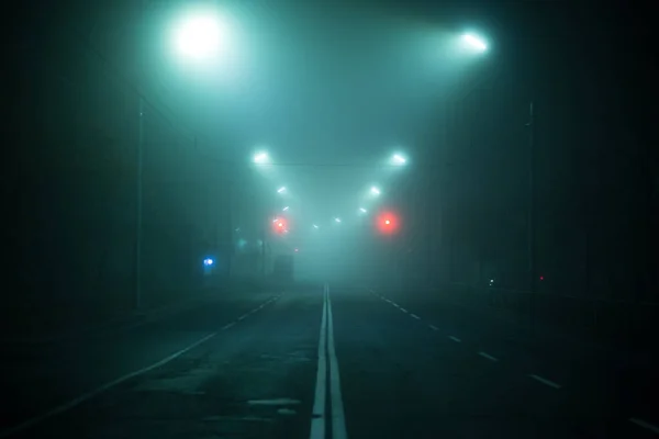 Estrada Rodoviária Noite Nevoeiro Cidade — Fotografia de Stock