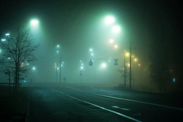 Motorvägen Natten Dimman Staden — Stockfoto