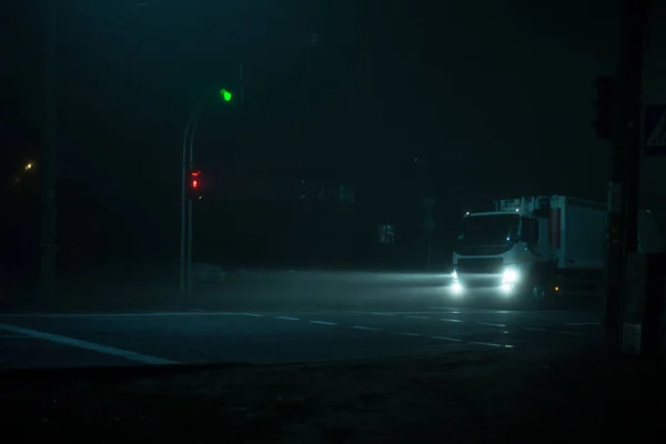 Estrada Rodoviária Noite Nevoeiro Cidade — Fotografia de Stock