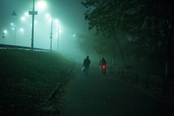 Hombre Solitario Por Noche Niebla Ciudad —  Fotos de Stock