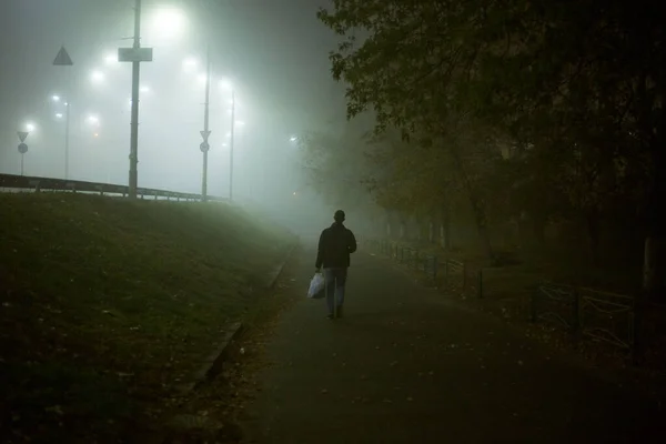 Homem Solitário Noite Nevoeiro Cidade — Fotografia de Stock