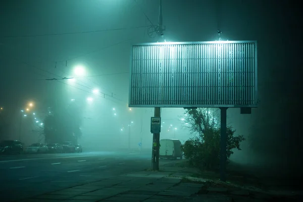 Billboard Natten Staden Dimman — Stockfoto