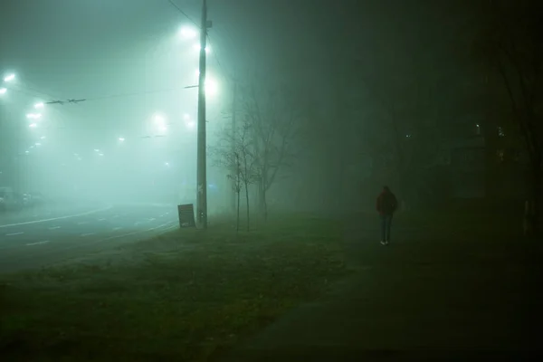 Şehirde Sislerin Içinde Yapayalnız Bir Adam — Stok fotoğraf