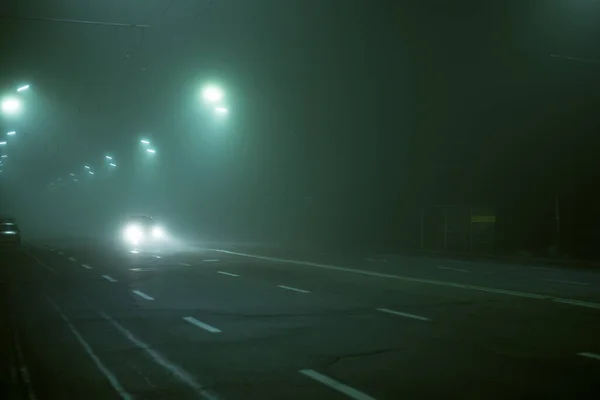 Αυτοκινητόδρομος Νύχτα Στην Ομίχλη Της Πόλης — Φωτογραφία Αρχείου