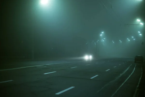 市内の霧の中で夜の高速道路 — ストック写真
