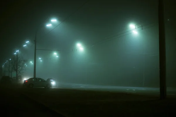 在城市的大雾中 公路在夜间行驶 — 图库照片