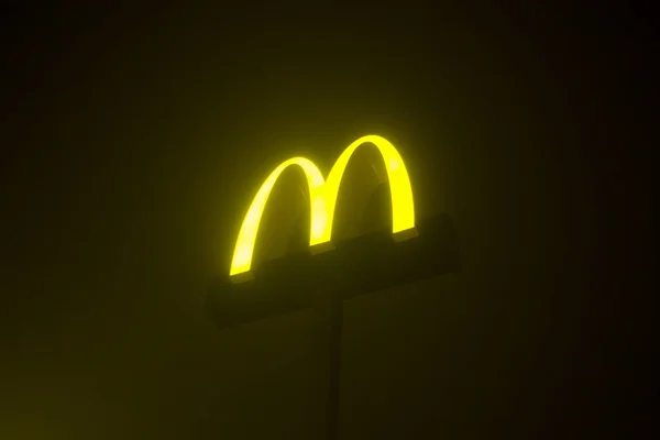 Gele Mcdonalds Teken Nachts Straat — Stockfoto