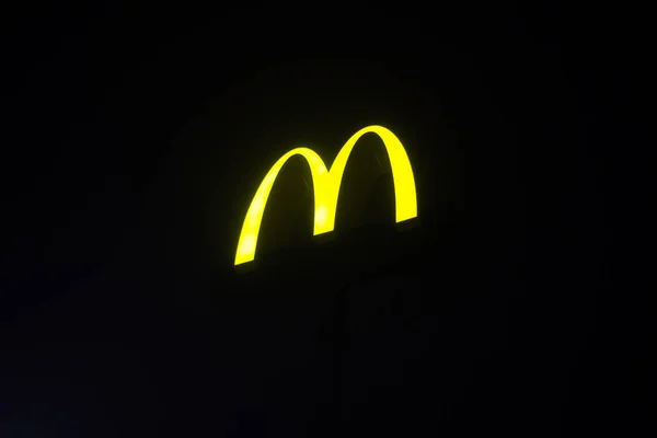Żółte Mcdonalds Znak Nocy Ulicy — Zdjęcie stockowe