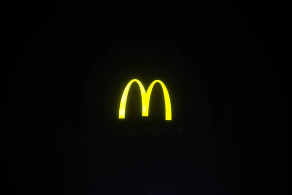 Amarelo Mcdonalds Assinar Noite Rua — Fotografia de Stock