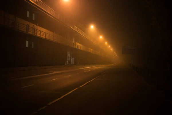Autobahn Bei Nacht Nebel Der Stadt — Stockfoto