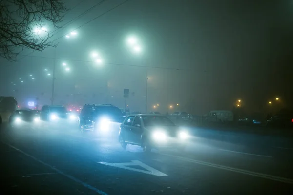 在城市的大雾中 公路在夜间行驶 — 图库照片