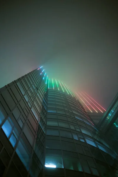 Edificio Oficinas Alto Por Noche Niebla —  Fotos de Stock