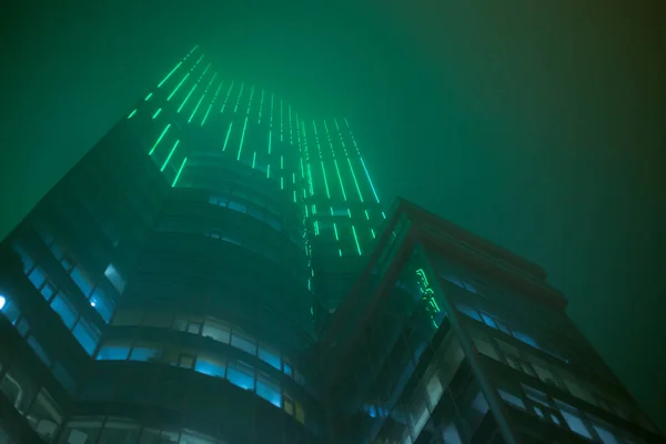 Edificio Oficinas Alto Por Noche Niebla —  Fotos de Stock