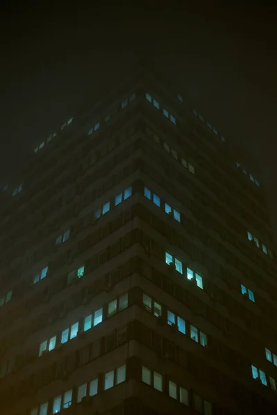 Висока Офісна Будівля Вночі Туманності — стокове фото