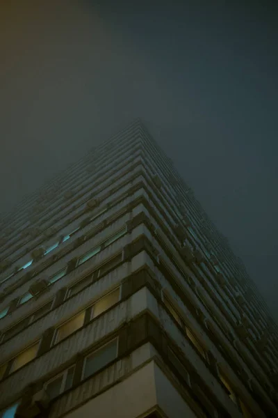 Высокое Офисное Здание Ночью Тумане — стоковое фото