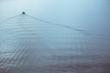 Bir adam ve bir kız kano nehirde kürek çekiyor.