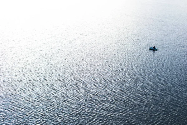 Homem Barco Inflável Com Uma Vara Pesca Mar — Fotografia de Stock